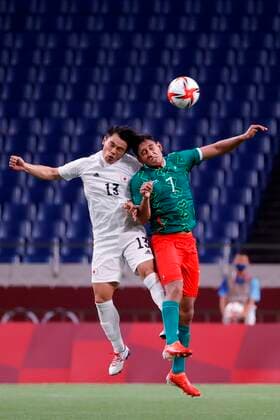 Mexico s Luis Romo (R) in action against Japan s Reo Hatate (L) in their bronze medal soccer match between Mexico and Japan during the 2020 Olympic Games, Olympische Spiele, Olympia, OS at Saitama stadium 2002 in Saitama, Japan, 06 August 2021. 2020 Olympic Games - Soccer: Mexico vs. Japan !ACHTUNG: NUR REDAKTIONELLE NUTZUNG!  Copyright: xKaixFoersterlingx EVE8820 20210806-4b1372a4d817353e3ccf9096db249e4fc504ac14