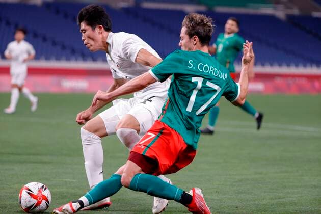 Mexico s Sebastian Cordova (R) in action against Japan s Takehiro Tomiyasu (L) in their bronze medal soccer match between Mexico and Japan during the 2020 Olympic Games, Olympische Spiele, Olympia, OS at Saitama stadium 2002 in Saitama, Japan, 06 August 2021. 2020 Olympic Games - Soccer: Mexico vs. Japan !ACHTUNG: NUR REDAKTIONELLE NUTZUNG!  Copyright: xKaixFoersterlingx EVE8824 20210806-ac8716fbcbe3ac134745721008479c06484e6d5a