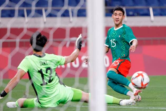 Mexico s Uriel Antuna (R) in action against Japan s Kosei Tani (L) in their bronze medal soccer match between Mexico and Japan during the 2020 Olympic Games, Olympische Spiele, Olympia, OS at Saitama stadium 2002 in Saitama, Japan, 06 August 2021. 2020 Olympic Games - Soccer: Mexico vs. Japan !ACHTUNG: NUR REDAKTIONELLE NUTZUNG!  Copyright: xKaixFoersterlingx EVE8833 20210806-21b1a98026cc4982b23be158ce45ac190a6ec618