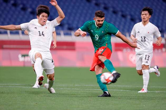 Mexico s Henry Martin (R) in action against Japan s Takehiro Tomiyasu (L) in their bronze medal soccer match between Mexico and Japan during the 2020 Olympic Games, Olympische Spiele, Olympia, OS at Saitama stadium 2002 in Saitama, Japan, 06 August 2021. 2020 Olympic Games - Soccer: Mexico vs. Japan !ACHTUNG: NUR REDAKTIONELLE NUTZUNG!  Copyright: xKaixFoersterlingx EVE8840 20210806-c1b5c7fc4f9de657e69f86bbb9d6089b08dc6774