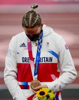 Tokio 2020 im Jahr 2021, Leichtathletik, Stabhochsprung, Damen, Siegerehrung Mandatory Credit: Photo by Dave Shopland Shutterstock (12249250d) Holly Bradshaw (GBR) with her Bronze Medal - Women s Pole Vault Final Athletics, Olympic Stadium, Tokyo Olympic Games, Olympische Spiele, Olympia, OS 2020, Japan - 06 Aug 2021 Athletics, Olympic Stadium, Tokyo Olympic Games 2020, Japan - 06 Aug 2021 Copyright: xDavexShopland Shutterstockx 12249250d