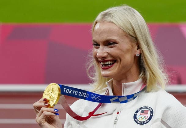 Tokio 2020 im Jahr 2021, Leichtathletik, Stabhochsprung, Damen, Siegerehrung Mandatory Credit: Photo by Dave Shopland Shutterstock (12249250g) Katie Nageotte (GBR) with her Gold Medal - Women s Pole Vault Final Athletics, Olympic Stadium, Tokyo Olympic Games, Olympische Spiele, Olympia, OS 2020, Japan - 06 Aug 2021 Athletics, Olympic Stadium, Tokyo Olympic Games 2020, Japan - 06 Aug 2021 Copyright: xDavexShopland Shutterstockx 12249250g