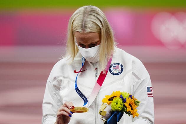 Tokio 2020 im Jahr 2021, Leichtathletik, Stabhochsprung, Damen, Siegerehrung Mandatory Credit: Photo by Dave Shopland Shutterstock (12249250h) Katie Nageotte (GBR) with her Gold Medal - Women s Pole Vault Final Athletics, Olympic Stadium, Tokyo Olympic Games, Olympische Spiele, Olympia, OS 2020, Japan - 06 Aug 2021 Athletics, Olympic Stadium, Tokyo Olympic Games 2020, Japan - 06 Aug 2021 Copyright: xDavexShopland Shutterstockx 12249250h