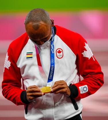 Mandatory Credit: Photo by Dave Shopland Shutterstock (12249250aq) Damian Warner (CAN) with his Gold Medal - Men s Decathlon Athletics, Olympic Stadium, Tokyo Olympic Games, Olympische Spiele, Olympia, OS 2020, Japan - 06 Aug 2021 Athletics, Olympic Stadium, Tokyo Olympic Games 2020, Japan - 06 Aug 2021  Copyright: xDavexShopland Shutterstockx 12249250aq