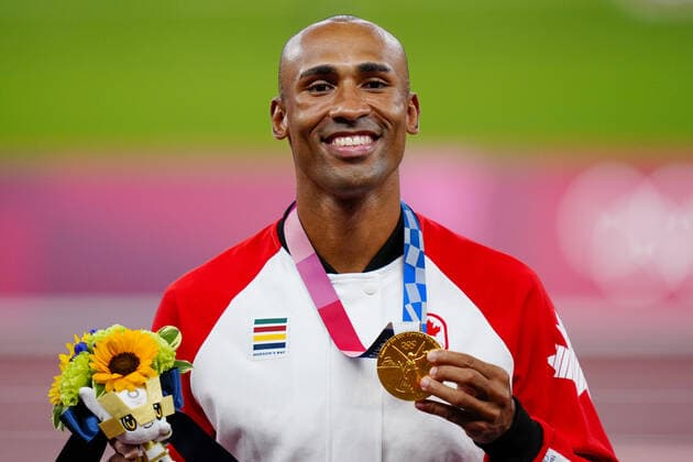 Mandatory Credit: Photo by Dave Shopland Shutterstock (12249250as) Damian Warner (CAN) with his Gold Medal - Men s Decathlon Athletics, Olympic Stadium, Tokyo Olympic Games, Olympische Spiele, Olympia, OS 2020, Japan - 06 Aug 2021 Athletics, Olympic Stadium, Tokyo Olympic Games 2020, Japan - 06 Aug 2021  Copyright: xDavexShopland Shutterstockx 12249250as