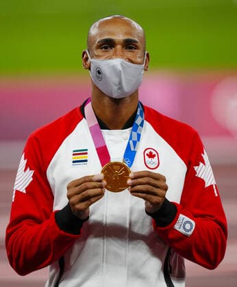 Mandatory Credit: Photo by Dave Shopland Shutterstock (12249250at) Damian Warner (CAN) with his Gold Medal - Men s Decathlon Athletics, Olympic Stadium, Tokyo Olympic Games, Olympische Spiele, Olympia, OS 2020, Japan - 06 Aug 2021 Athletics, Olympic Stadium, Tokyo Olympic Games 2020, Japan - 06 Aug 2021  Copyright: xDavexShopland Shutterstockx 12249250at
