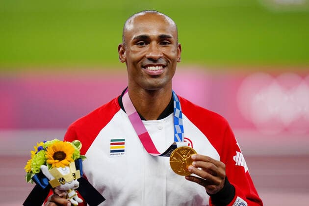 Mandatory Credit: Photo by Dave Shopland Shutterstock (12249250au) Damian Warner (CAN) with his Gold Medal - Men s Decathlon Athletics, Olympic Stadium, Tokyo Olympic Games, Olympische Spiele, Olympia, OS 2020, Japan - 06 Aug 2021 Athletics, Olympic Stadium, Tokyo Olympic Games 2020, Japan - 06 Aug 2021  Copyright: xDavexShopland Shutterstockx 12249250au