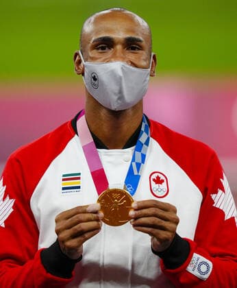 Mandatory Credit: Photo by Dave Shopland Shutterstock (12249250ak) Damian Warner (CAN) with his Gold Medal - Men s Decathlon Athletics, Olympic Stadium, Tokyo Olympic Games, Olympische Spiele, Olympia, OS 2020, Japan - 06 Aug 2021 Athletics, Olympic Stadium, Tokyo Olympic Games 2020, Japan - 06 Aug 2021  Copyright: xDavexShopland Shutterstockx 12249250ak