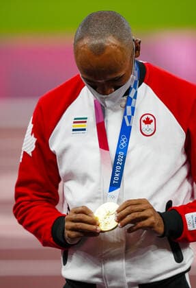 Mandatory Credit: Photo by Dave Shopland Shutterstock (12249250al) Damian Warner (CAN) with his Gold Medal - Men s Decathlon Athletics, Olympic Stadium, Tokyo Olympic Games, Olympische Spiele, Olympia, OS 2020, Japan - 06 Aug 2021 Athletics, Olympic Stadium, Tokyo Olympic Games 2020, Japan - 06 Aug 2021  Copyright: xDavexShopland Shutterstockx 12249250al