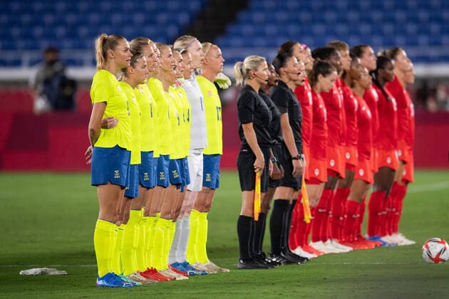 210806 Players of Sweden and of Canada ahead of the women?s football final during day 14 of the Tokyo 2020 Olympic Games, Olympische Spiele, Olympia, OS on August 6, 2021 in Tokyo. Photo: Carl Sandin BILDBYRAN kod CS DS0190 fotboll football soccer fotball olympic games olympics os ol olympiska spel olympiske leker tokyo2020 tokyo 2020 tokyo-os tokyo-ol bbeng sverige sweden canada kanada final Copyright: CARLxSANDIN BB210806CS009