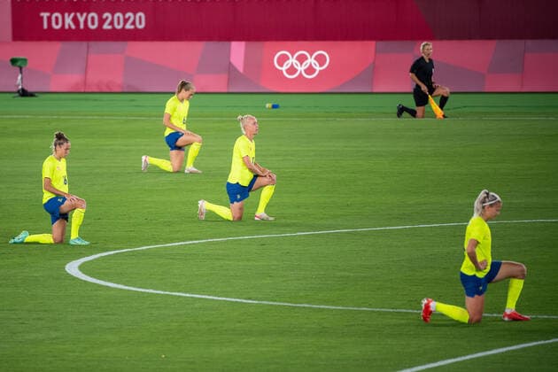 210806 Players of Sweden takes a knee ahead of the women?s football final during day 14 of the Tokyo 2020 Olympic Games, Olympische Spiele, Olympia, OS on August 6, 2021 in Tokyo. Photo: Jon Olav Nesvold BILDBYRAN COP 217 DS0190 fotboll football soccer fotball olympic games olympics os ol olympiska spel olympiske leker tokyo2020 tokyo 2020 tokyo-os tokyo-ol bbeng sverige sweden canada kanada final Copyright: JONxOLAVxNESVOLD BB210806JE080