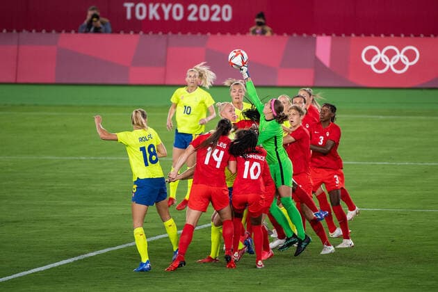 210806 Players of Sweden and of Canada in the women?s football final during day 14 of the Tokyo 2020 Olympic Games, Olympische Spiele, Olympia, OS on August 6, 2021 in Tokyo. Photo: Jon Olav Nesvold BILDBYRAN COP 217 DS0190 fotboll football soccer fotball olympic games olympics os ol olympiska spel olympiske leker tokyo2020 tokyo 2020 tokyo-os tokyo-ol bbeng sverige sweden canada kanada final Copyright: JONxOLAVxNESVOLD BB210806JE081