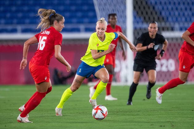 210806 Caroline Seger of Sweden and Janine Beckie of Canada in the women?s football final during day 14 of the Tokyo 2020 Olympic Games, Olympische Spiele, Olympia, OS on August 6, 2021 in Tokyo. Photo: Johanna Lundberg BILDBYRAN kod JL DS0190 fotboll football soccer fotball olympic games olympics os ol olympiska spel olympiske leker tokyo2020 tokyo 2020 tokyo-os tokyo-ol bbeng sverige sweden canada kanada final Copyright: JOHANNAxLUNDBERG BB210806JL052