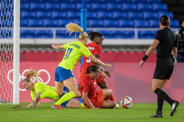 210806 Kosovare Asllani and Stina Blackstenius of Sweden against Kadeisha Buchanan and Vanessa Gilles of Canada in the women?s football final during day 14 of the Tokyo 2020 Olympic Games, Olympische Spiele, Olympia, OS on August 6, 2021 in Tokyo. Photo: Johanna Lundberg BILDBYRAN kod JL DS0190 fotboll football soccer fotball olympic games olympics os ol olympiska spel olympiske leker tokyo2020 tokyo 2020 tokyo-os tokyo-ol bbeng sverige sweden canada kanada final Copyright: JOHANNAxLUNDBERG BB210806JL055