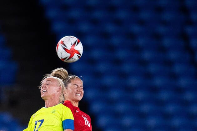 210806 Caroline Seger of Sweden and Janine Beckie of Canada in the women?s football final during day 14 of the Tokyo 2020 Olympic Games, Olympische Spiele, Olympia, OS on August 6, 2021 in Tokyo. Photo: Carl Sandin BILDBYRAN kod CS DS0190 fotboll football soccer fotball olympic games olympics os ol olympiska spel olympiske leker tokyo2020 tokyo 2020 tokyo-os tokyo-ol bbeng sverige sweden canada kanada final Copyright: CARLxSANDIN BB210806CS026