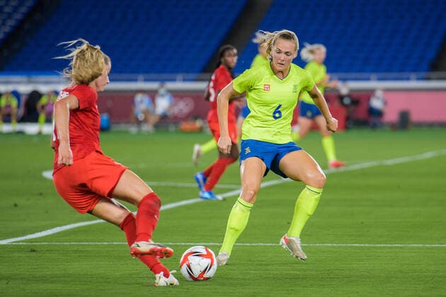 210806 Janine Beckie of Canada and Magdalena Eriksson of Sweden in the women?s football final during day 14 of the Tokyo 2020 Olympic Games, Olympische Spiele, Olympia, OS on August 6, 2021 in Tokyo. Photo: Johanna Lundberg BILDBYRAN kod JL DS0190 fotboll football soccer fotball olympic games olympics os ol olympiska spel olympiske leker tokyo2020 tokyo 2020 tokyo-os tokyo-ol bbeng sverige sweden canada kanada final Copyright: JOHANNAxLUNDBERG BB210806JL062