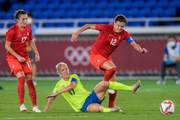 210806 Jessie Fleming and Christine Sinclair of Canada against Caroline Seger of Sweden in the women?s football final during day 14 of the Tokyo 2020 Olympic Games, Olympische Spiele, Olympia, OS on August 6, 2021 in Tokyo. Photo: Johanna Lundberg BILDBYRAN kod JL DS0190 fotboll football soccer fotball olympic games olympics os ol olympiska spel olympiske leker tokyo2020 tokyo 2020 tokyo-os tokyo-ol bbeng sverige sweden canada kanada final Copyright: JOHANNAxLUNDBERG BB210806JL063