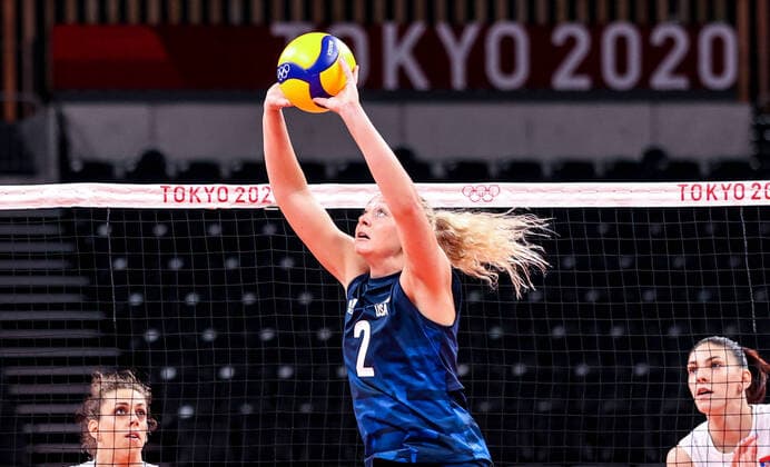 (210806) -- TOKYO, Aug. 6, 2021 -- Jordyn Poulter (C) of the United States competes during the women s volleyball semifinal between the United States and Serbia at the Tokyo 2020 Olympic Games, Olympische Spiele, Olympia, OS in Tokyo, Japan, Aug. 6, 2021. ) (TOKYO2020)JAPAN-TOKYO-OLY-VOLLEYBALL-WOMEN-SEMIFINAL-USA VS SRB YangxLei 