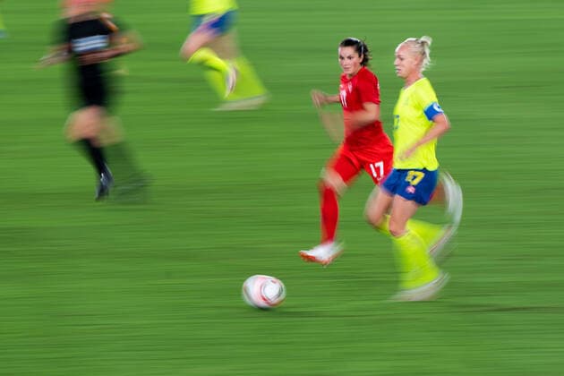 210806 Jessie Fleming of Canada and Caroline Seger of Sweden in the women?s football final during day 14 of the Tokyo 2020 Olympic Games, Olympische Spiele, Olympia, OS on August 6, 2021 in Tokyo. Photo: Jon Olav Nesvold BILDBYRAN COP 217 DS0190 fotboll football soccer fotball olympic games olympics os ol olympiska spel olympiske leker tokyo2020 tokyo 2020 tokyo-os tokyo-ol bbeng sverige sweden canada kanada final Copyright: JONxOLAVxNESVOLD BB210806JE097
