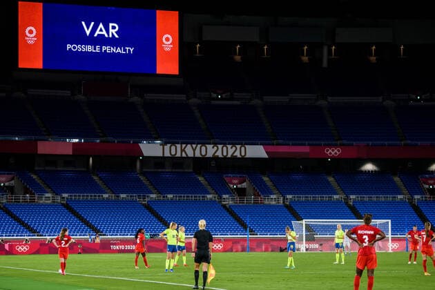 210806 A VAR situation is undergoing in the women?s football final during day 14 of the Tokyo 2020 Olympic Games, Olympische Spiele, Olympia, OS on August 6, 2021 in Tokyo. Photo: Johanna Lundberg BILDBYRAN kod JL DS0190 fotboll football soccer fotball olympic games olympics os ol olympiska spel olympiske leker tokyo2020 tokyo 2020 tokyo-os tokyo-ol bbeng sverige sweden canada kanada final VAR Copyright: JOHANNAxLUNDBERG BB210806JL081
