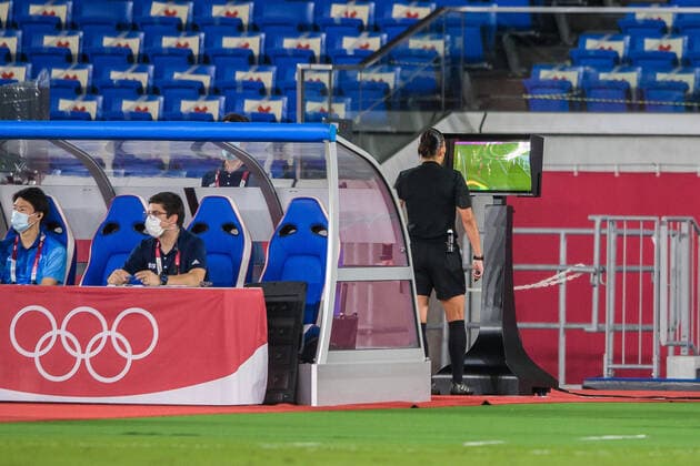 210806 Referee Anastasia Pustovoitova looking at a VAR situation in the women?s football final during day 14 of the Tokyo 2020 Olympic Games, Olympische Spiele, Olympia, OS on August 6, 2021 in Tokyo. Photo: Johanna Lundberg BILDBYRAN kod JL DS0190 fotboll football soccer fotball olympic games olympics os ol olympiska spel olympiske leker tokyo2020 tokyo 2020 tokyo-os tokyo-ol bbeng sverige sweden canada kanada final Copyright: JOHANNAxLUNDBERG BB210806JL082