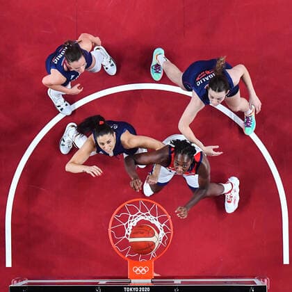 (210806) -- SAITAMA, Aug. 6, 2021 -- Tina Charles (R, down) of the United States tries to compete for a rebound during the women s basketball semifinal between the United States and Serbia at the Tokyo 2020 Olympic Games, Olympische Spiele, Olympia, OS in Saitama, Japan, Aug. 5, 2021. ) (TOKYO2020)JAPAN-SAITAMA-OLY-BASKETBALL-WOMEN S SEMIFINAL-USA VS SRB PanxYulong 