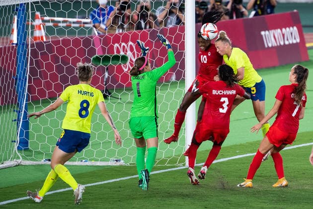 210806 Ashley Lawrence of Canada and Hanna Bennison of Sweden in the women?s football final during day 14 of the Tokyo 2020 Olympic Games, Olympische Spiele, Olympia, OS on August 6, 2021 in Tokyo. Photo: Jon Olav Nesvold BILDBYRAN COP 217 DS0190 fotboll football soccer fotball olympic games olympics os ol olympiska spel olympiske leker tokyo2020 tokyo 2020 tokyo-os tokyo-ol bbeng sverige sweden canada kanada final Copyright: JONxOLAVxNESVOLD BB210806JE114