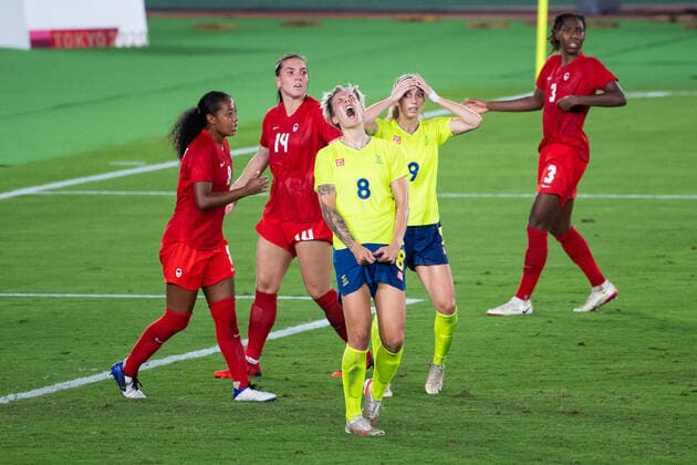 210806 Lina Hurtig and Kosovare Asllani of Sweden looks dejected in the women?s football final during day 14 of the Tokyo 2020 Olympic Games, Olympische Spiele, Olympia, OS on August 6, 2021 in Tokyo. Photo: Jon Olav Nesvold BILDBYRAN COP 217 DS0190 fotboll football soccer fotball olympic games olympics os ol olympiska spel olympiske leker tokyo2020 tokyo 2020 tokyo-os tokyo-ol bbeng sverige sweden canada kanada final jubel Copyright: JONxOLAVxNESVOLD BB210806JE115