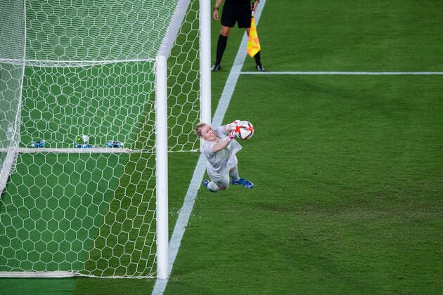 210806 Goalkeeper Hedvig Lindahl of Sweden saves penalty in the women?s football final during day 14 of the Tokyo 2020 Olympic Games, Olympische Spiele, Olympia, OS on August 6, 2021 in Tokyo. Photo: Joel Marklund BILDBYRAN kod JM DS0190 fotboll football soccer fotball olympic games olympics os ol olympiska spel olympiske leker tokyo2020 tokyo 2020 tokyo-os tokyo-ol bbeng sverige sweden canada kanada final Copyright: JOELxMARKLUND BB210806JM070