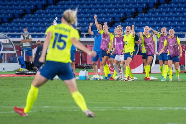 210806 Players of Sweden celebrates in the women?s football final during day 14 of the Tokyo 2020 Olympic Games, Olympische Spiele, Olympia, OS on August 6, 2021 in Tokyo. Photo: Daniel Stiller BILDBYRAN kod DS DS0190 fotboll football soccer fotball olympic games olympics os ol olympiska spel olympiske leker tokyo2020 tokyo 2020 tokyo-os tokyo-ol bbeng sverige sweden canada kanada final jubel Copyright: DANIELxSTILLER BB210806DS043