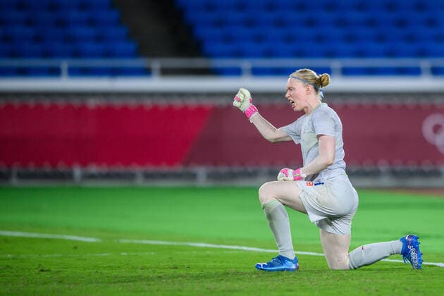 210806 Hedvig Lindahl of Sweden celebrates during a penalty shoot out in the women?s football final during day 14 of the Tokyo 2020 Olympic Games, Olympische Spiele, Olympia, OS on August 6, 2021 in Tokyo. Photo: Johanna Lundberg BILDBYRAN kod JL DS0190 fotboll football soccer fotball olympic games olympics os ol olympiska spel olympiske leker tokyo2020 tokyo 2020 tokyo-os tokyo-ol bbeng sverige sweden canada kanada final jubel Copyright: JOHANNAxLUNDBERG BB210806JL109