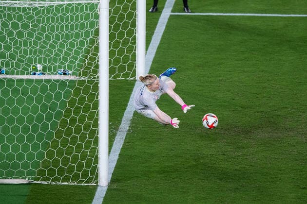 210806 Goalkeeper Hedvig Lindahl of Sweden saves penalty number four of Canada in the women?s football final during day 14 of the Tokyo 2020 Olympic Games, Olympische Spiele, Olympia, OS on August 6, 2021 in Tokyo. Photo: Joel Marklund BILDBYRAN kod JM DS0190 fotboll football soccer fotball olympic games olympics os ol olympiska spel olympiske leker tokyo2020 tokyo 2020 tokyo-os tokyo-ol bbeng sverige sweden canada kanada final Copyright: JOELxMARKLUND BB210806JM072
