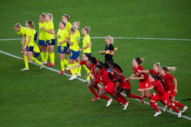 210806 Players of Canada celebrates winning and players of Sweden looks dejected after the women?s football final during day 14 of the Tokyo 2020 Olympic Games, Olympische Spiele, Olympia, OS on August 6, 2021 in Tokyo. Photo: Joel Marklund BILDBYRAN kod JM DS0190 fotboll football soccer fotball olympic games olympics os ol olympiska spel olympiske leker tokyo2020 tokyo 2020 tokyo-os tokyo-ol bbeng sverige sweden canada kanada final jubel depp Copyright: JOELxMARKLUND BB210806JM076