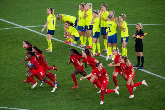 210806 Players of Canada celebrates winning and players of Sweden looks dejected after the women?s football final during day 14 of the Tokyo 2020 Olympic Games, Olympische Spiele, Olympia, OS on August 6, 2021 in Tokyo. Photo: Joel Marklund BILDBYRAN kod JM DS0190 fotboll football soccer fotball olympic games olympics os ol olympiska spel olympiske leker tokyo2020 tokyo 2020 tokyo-os tokyo-ol bbeng sverige sweden canada kanada final jubel depp Copyright: JOELxMARKLUND BB210806JM077