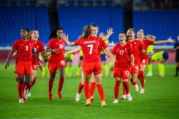 210806 Julia Grosso of Canada celebrates with teammates after the women?s football final during day 14 of the Tokyo 2020 Olympic Games, Olympische Spiele, Olympia, OS on August 6, 2021 in Tokyo. Photo: Carl Sandin BILDBYRAN kod CS DS0190 fotboll football soccer fotball olympic games olympics os ol olympiska spel olympiske leker tokyo2020 tokyo 2020 tokyo-os tokyo-ol bbeng sverige sweden canada kanada final jubel Copyright: CARLxSANDIN BB210806CS088