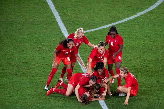 210806 Players of Canada celebrates winning and players of Sweden looks dejected after the women?s football final during day 14 of the Tokyo 2020 Olympic Games, Olympische Spiele, Olympia, OS on August 6, 2021 in Tokyo. Photo: Joel Marklund BILDBYRAN kod JM DS0190 fotboll football soccer fotball olympic games olympics os ol olympiska spel olympiske leker tokyo2020 tokyo 2020 tokyo-os tokyo-ol bbeng sverige sweden canada kanada final jubel depp Copyright: JOELxMARKLUND BB210806JM081