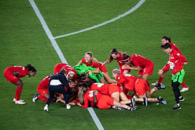 210806 Players of Canada celebrates winning and players of Sweden looks dejected after the women?s football final during day 14 of the Tokyo 2020 Olympic Games, Olympische Spiele, Olympia, OS on August 6, 2021 in Tokyo. Photo: Joel Marklund BILDBYRAN kod JM DS0190 fotboll football soccer fotball olympic games olympics os ol olympiska spel olympiske leker tokyo2020 tokyo 2020 tokyo-os tokyo-ol bbeng sverige sweden canada kanada final jubel depp Copyright: JOELxMARKLUND BB210806JM083