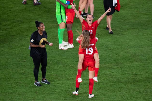 210806 Christine Sinclair and Jordyn Huitema of Canada celebrates winning and players of Sweden looks dejected after the women?s football final during day 14 of the Tokyo 2020 Olympic Games, Olympische Spiele, Olympia, OS on August 6, 2021 in Tokyo. Photo: Joel Marklund BILDBYRAN kod JM DS0190 fotboll football soccer fotball olympic games olympics os ol olympiska spel olympiske leker tokyo2020 tokyo 2020 tokyo-os tokyo-ol bbeng sverige sweden canada kanada final jubel depp Copyright: JOELxMARKLUND BB210806JM085