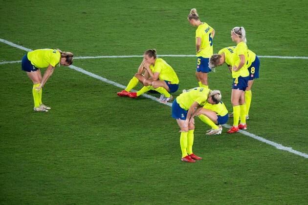 210806 Players of Sweden looks dejected after the women?s football final during day 14 of the Tokyo 2020 Olympic Games, Olympische Spiele, Olympia, OS on August 6, 2021 in Tokyo. Photo: Joel Marklund BILDBYRAN kod JM DS0190 fotboll football soccer fotball olympic games olympics os ol olympiska spel olympiske leker tokyo2020 tokyo 2020 tokyo-os tokyo-ol bbeng sverige sweden canada kanada final depp Copyright: JOELxMARKLUND BB210806JM088