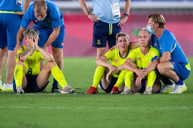 210806 Players of Sweden and Peter Gerhardsson, head coach of Sweden, looks dejected after the women?s football final during day 14 of the Tokyo 2020 Olympic Games, Olympische Spiele, Olympia, OS on August 6, 2021 in Tokyo. Photo: Daniel Stiller BILDBYRAN kod DS DS0190 fotboll football soccer fotball olympic games olympics os ol olympiska spel olympiske leker tokyo2020 tokyo 2020 tokyo-os tokyo-ol bbeng sverige sweden canada kanada final depp Copyright: DANIELxSTILLER BB210806DS051