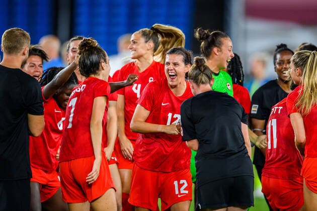 210806 Christine Sinclair of Canada celebrates after the women?s football final during day 14 of the Tokyo 2020 Olympic Games, Olympische Spiele, Olympia, OS on August 6, 2021 in Tokyo. Photo: Carl Sandin BILDBYRAN kod CS DS0190 fotboll football soccer fotball olympic games olympics os ol olympiska spel olympiske leker tokyo2020 tokyo 2020 tokyo-os tokyo-ol bbeng sverige sweden canada kanada final jubel Copyright: CARLxSANDIN BB210806CS095