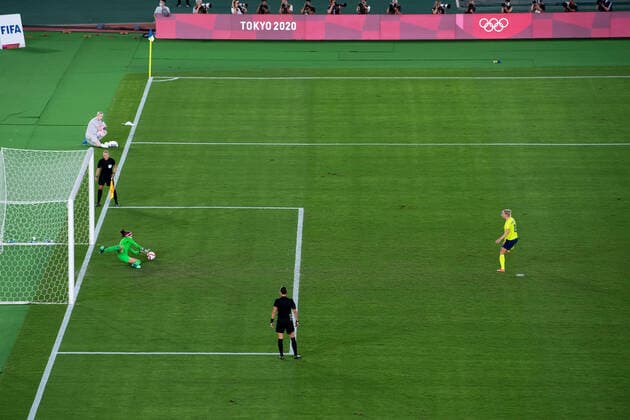 210806 Jonna Andersson of Sweden misses penalty in the women?s football final during day 14 of the Tokyo 2020 Olympic Games, Olympische Spiele, Olympia, OS on August 6, 2021 in Tokyo. Photo: Joel Marklund BILDBYRAN kod JM DS0190 fotboll football soccer fotball olympic games olympics os ol olympiska spel olympiske leker tokyo2020 tokyo 2020 tokyo-os tokyo-ol bbeng sverige sweden canada kanada final Copyright: JOELxMARKLUND BB210806JM092