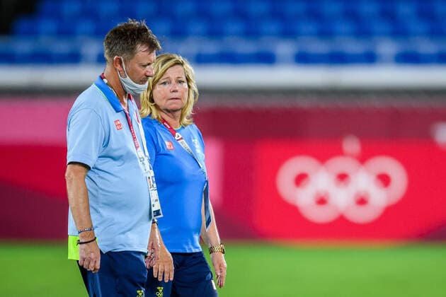 210806 Peter Gerhardsson, head coach of Sweden, and Marika Domansky-Lyfors look dejected after the women?s football final during day 14 of the Tokyo 2020 Olympic Games, Olympische Spiele, Olympia, OS on August 6, 2021 in Tokyo. Photo: Carl Sandin BILDBYRAN kod CS DS0190 fotboll football soccer fotball olympic games olympics os ol olympiska spel olympiske leker tokyo2020 tokyo 2020 tokyo-os tokyo-ol bbeng sverige sweden canada kanada final depp Copyright: CARLxSANDIN BB210806CS100