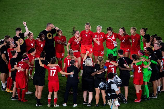 210806 Players of Canada celebrates after the women?s football final during day 14 of the Tokyo 2020 Olympic Games, Olympische Spiele, Olympia, OS on August 6, 2021 in Tokyo. Photo: Joel Marklund BILDBYRAN kod JM DS0190 fotboll football soccer fotball olympic games olympics os ol olympiska spel olympiske leker tokyo2020 tokyo 2020 tokyo-os tokyo-ol bbeng sverige sweden canada kanada final jubel Copyright: JOELxMARKLUND BB210806JM095