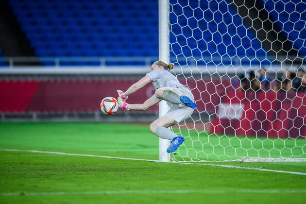 210806 Hedvig Lindahl of Sweden during a penalty shoot out in the women?s football final during day 14 of the Tokyo 2020 Olympic Games, Olympische Spiele, Olympia, OS on August 6, 2021 in Tokyo. Photo: Johanna Lundberg BILDBYRAN kod JL DS0190 fotboll football soccer fotball olympic games olympics os ol olympiska spel olympiske leker tokyo2020 tokyo 2020 tokyo-os tokyo-ol bbeng sverige sweden canada kanada final Copyright: JOHANNAxLUNDBERG BB210806JL129