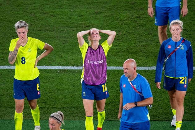 210806 Lina Hurtig and Sofia Jakobsson of Sweden looks dejected after the women?s football final during day 14 of the Tokyo 2020 Olympic Games, Olympische Spiele, Olympia, OS on August 6, 2021 in Tokyo. Photo: Joel Marklund BILDBYRAN kod JM DS0190 fotboll football soccer fotball olympic games olympics os ol olympiska spel olympiske leker tokyo2020 tokyo 2020 tokyo-os tokyo-ol bbeng sverige sweden canada kanada final depp Copyright: JOELxMARKLUND BB210806JM099