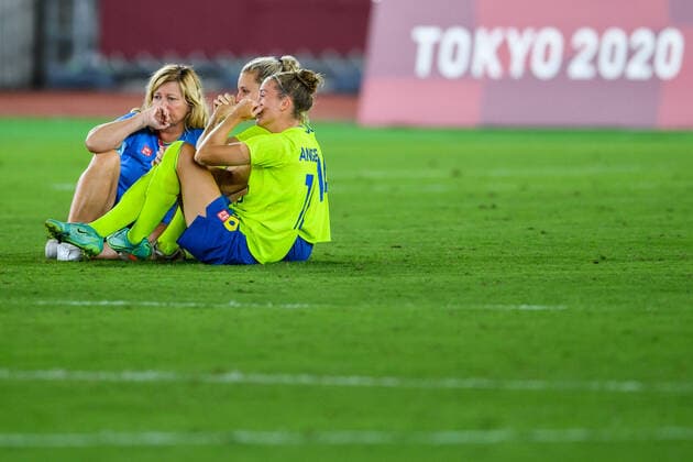 210806 Marika Domanski-Lyfors, Nathalie Björn and Filippa Angeldahl of Sweden look dejected after the women?s football final during day 14 of the Tokyo 2020 Olympic Games, Olympische Spiele, Olympia, OS on August 6, 2021 in Tokyo. Photo: Carl Sandin BILDBYRAN kod CS DS0190 fotboll football soccer fotball olympic games olympics os ol olympiska spel olympiske leker tokyo2020 tokyo 2020 tokyo-os tokyo-ol bbeng sverige sweden canada kanada final depp Copyright: CARLxSANDIN BB210806CS110
