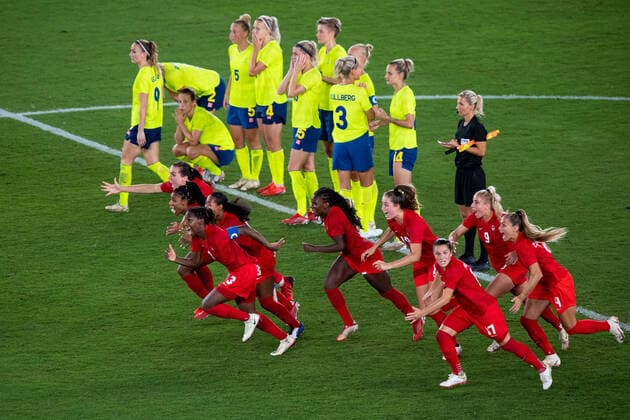 Sport Bilder des Tages Tokio 2020 im Jahr 2021, Rückblick: Olympische Highlights 210806 Players of Canada celebrates winning and players of Sweden looks dejected after the women?s football final during day 14 of the Tokyo 2020 Olympic Games, Olympische Spiele, Olympia, OS on August 6, 2021 in Tokyo. Photo: Joel Marklund BILDBYRAN kod JM DS0190 fotboll football soccer fotball olympic games olympics os ol olympiska spel olympiske leker tokyo2020 tokyo 2020 tokyo-os tokyo-ol bbeng sverige sweden canada kanada final jubel depp Copyright: JOELxMARKLUND BB210806JM107