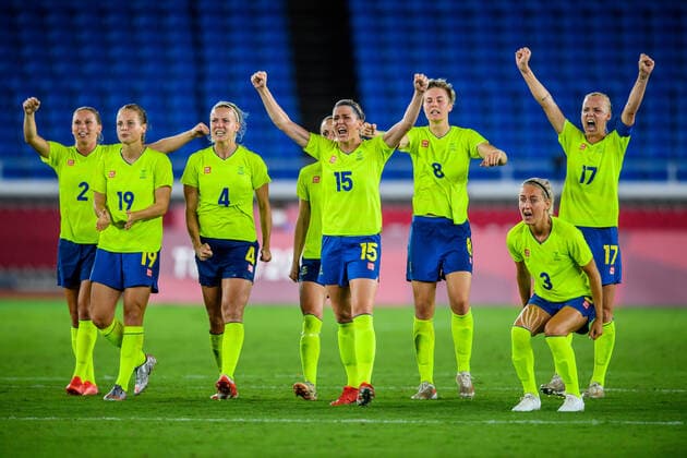 210806 Jonna Andersson, Anna Anvegard, Hanna Glas, Olivia Schough, Lina Hurtig, Emma Kullberg and Caroline Seger of Sweden celebrate during a penalty shoot out in the women?s football final during day 14 of the Tokyo 2020 Olympic Games, Olympische Spiele, Olympia, OS on August 6, 2021 in Tokyo. Photo: Carl Sandin BILDBYRAN kod CS DS0190 fotboll football soccer fotball olympic games olympics os ol olympiska spel olympiske leker tokyo2020 tokyo 2020 tokyo-os tokyo-ol bbeng sverige sweden canada kanada final jubel Copyright: CARLxSANDIN BB210806CS112