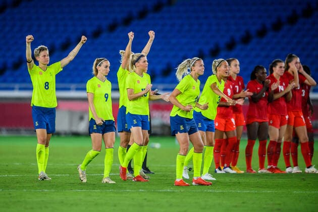 210806 Lina Hurtig, Kosovare Asllani, Olivia Schough, Hanna Glas and Emma Kullberg of Sweden celebrate during a penalty shoot out in the women?s football final during day 14 of the Tokyo 2020 Olympic Games, Olympische Spiele, Olympia, OS on August 6, 2021 in Tokyo. Photo: Johanna Lundberg BILDBYRAN kod JL DS0190 fotboll football soccer fotball olympic games olympics os ol olympiska spel olympiske leker tokyo2020 tokyo 2020 tokyo-os tokyo-ol bbeng sverige sweden canada kanada final jubel Copyright: JOHANNAxLUNDBERG BB210806JL133